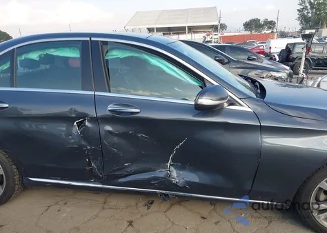 2015 Mercedes-Benz C 300 4Matic z USA, uszkodzony, nr VIN 55SWF4KB0FU090967